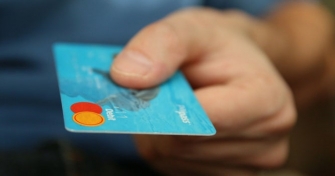 Плащане с дебитна/кредитна карта